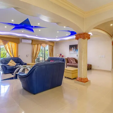빌라 Exceptional With Pool, Tennis Court, Games 쿼테이라