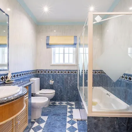 Exceptional With Pool, Tennis Court, Games וילה