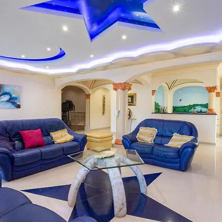 Exceptional With Pool, Tennis Court, Games