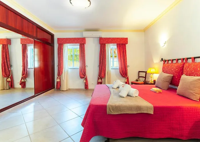 Exceptional With Pool, Tennis Court, Games 빌라 쿼테이라