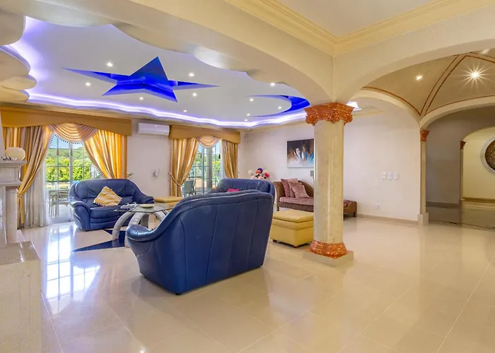 빌라 Exceptional With Pool, Tennis Court, Games 쿼테이라