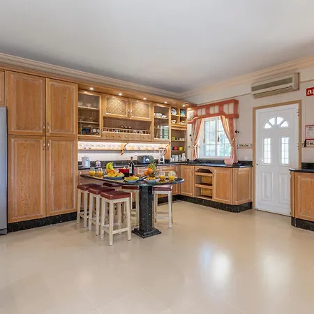 Villa Exceptional With Pool, Tennis Court, Games *
